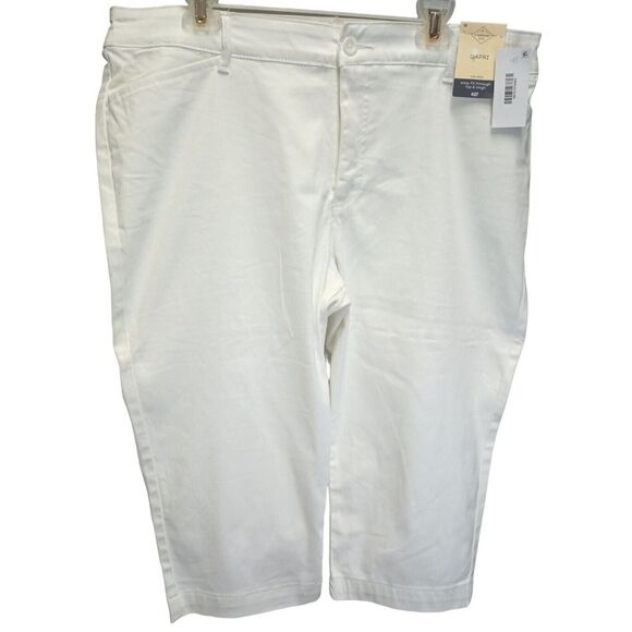 St John’s Bay Women's Pants Capri Mid-Rise White Zip button Up Size 18 New - Picture 1 of 5